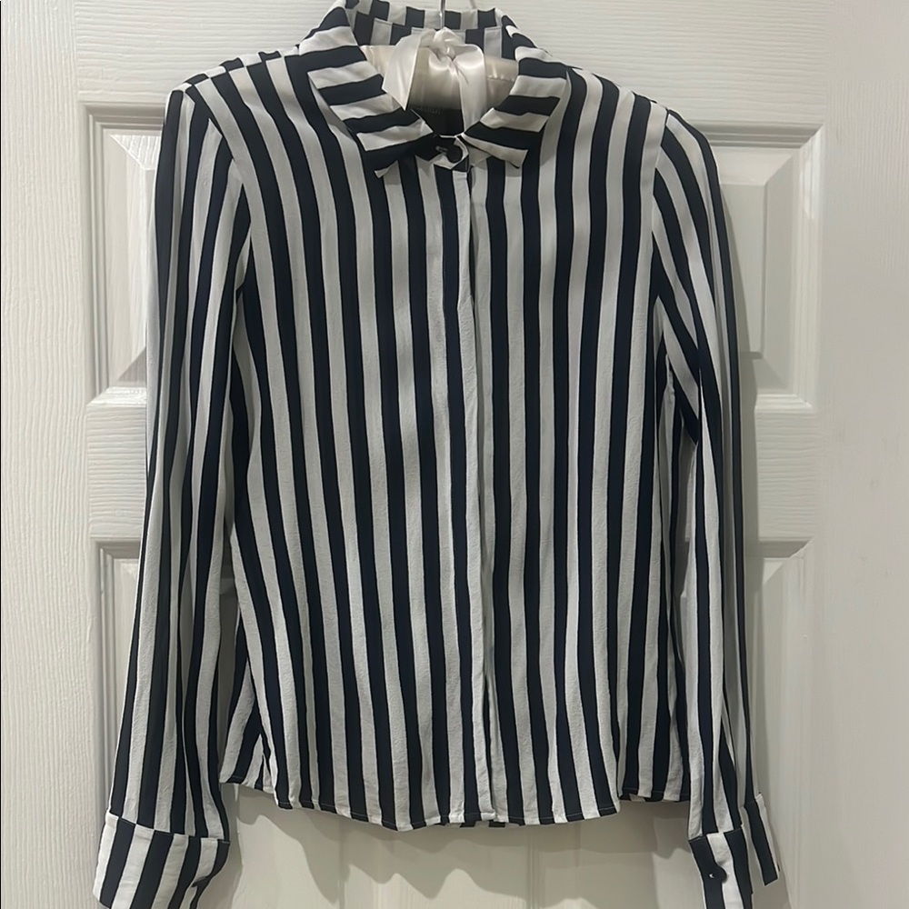 Reformation Blue and White Striped Women's Top
Size small - Picture 3 of 8
